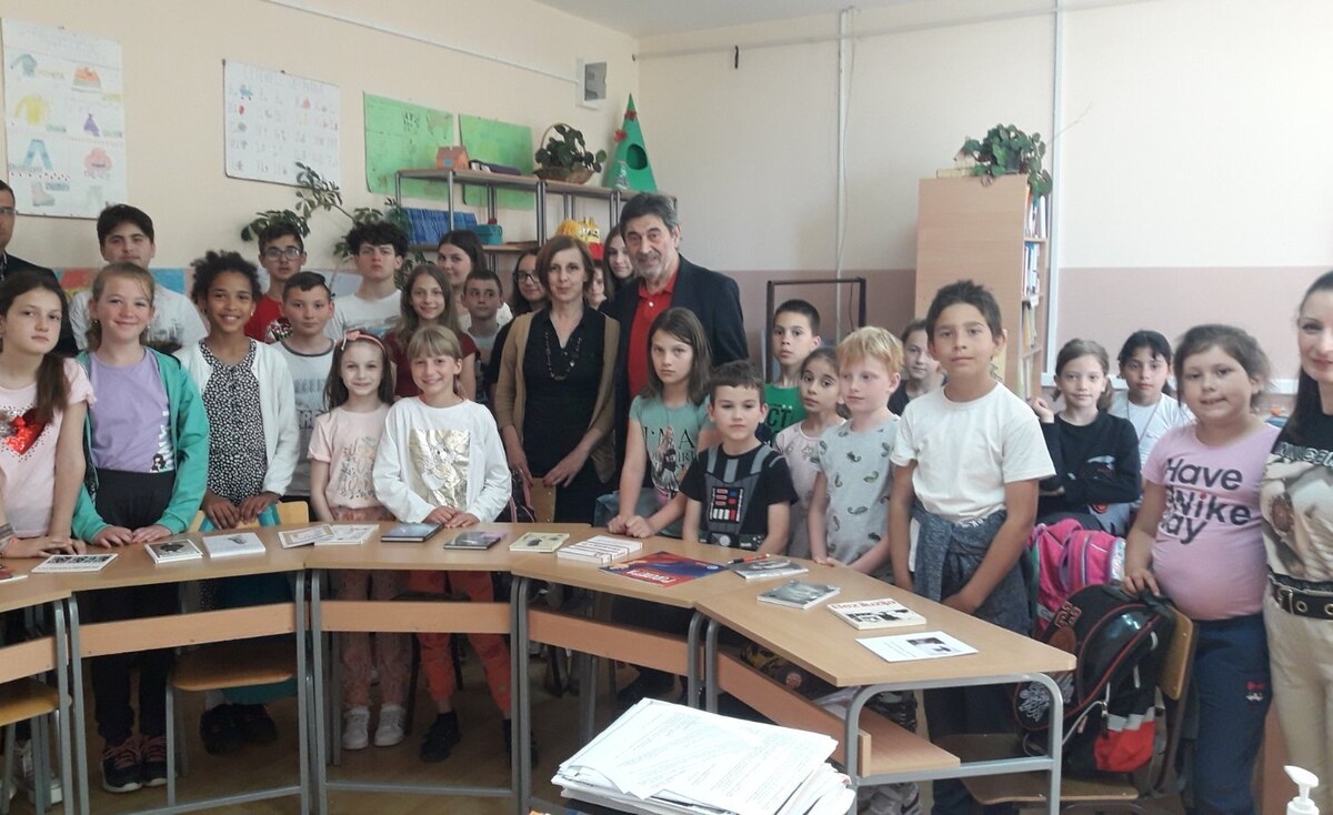 Тим „Књигом до сазнања“донирао школској библиотеци у Мраморку вредне књиге